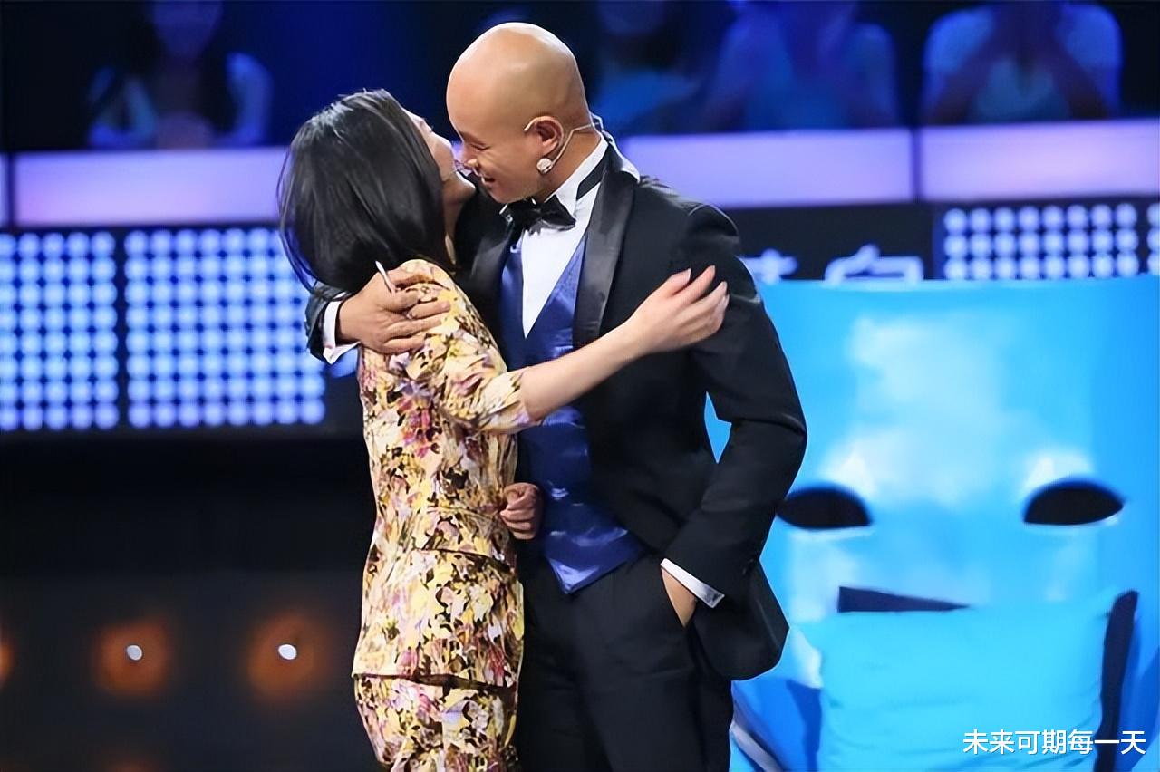 秦岚|助理跪地捧话筒，出门保镖护身，拍戏住五星级酒店，这样的明星大家还在心疼？