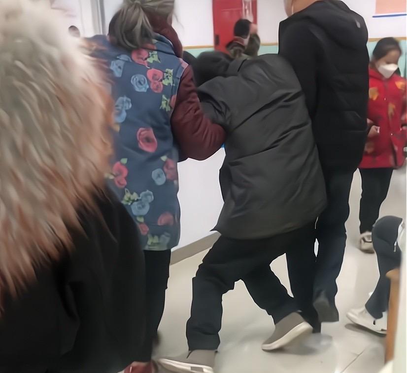 四川:儿子带父亲看病,全程暴力拖拽:怎么还不死