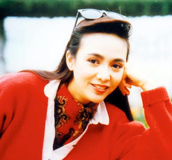 胡文阁|郑裕玲晒全身照,整容脸与年轻时判若两人,曾在金马奖调侃黄渤