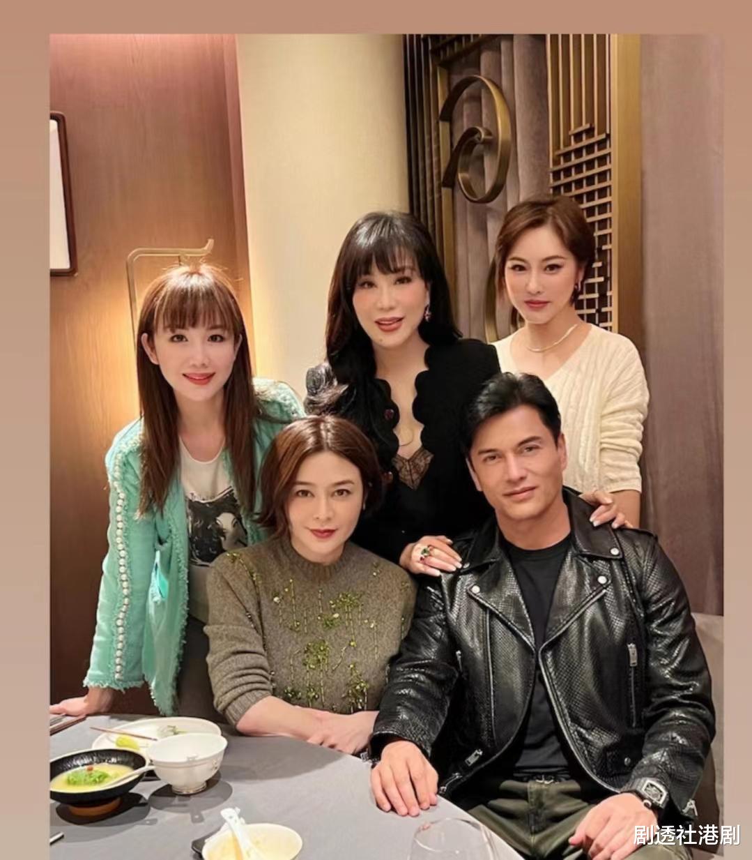 吕良伟|中国风豪宅曝光!65岁不老男神家中堆满古董,靠娇妻成人生赢家