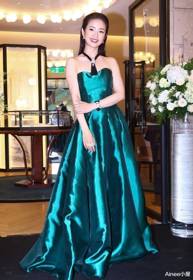 林依晨|林依晨身材保持得真不错，穿抹胸裙显出骨感身形，看着好似贵妇