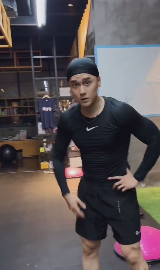 蒋劲夫|蒋劲夫罕见晒近况,院子晒太阳显低调,与好友健身状态好