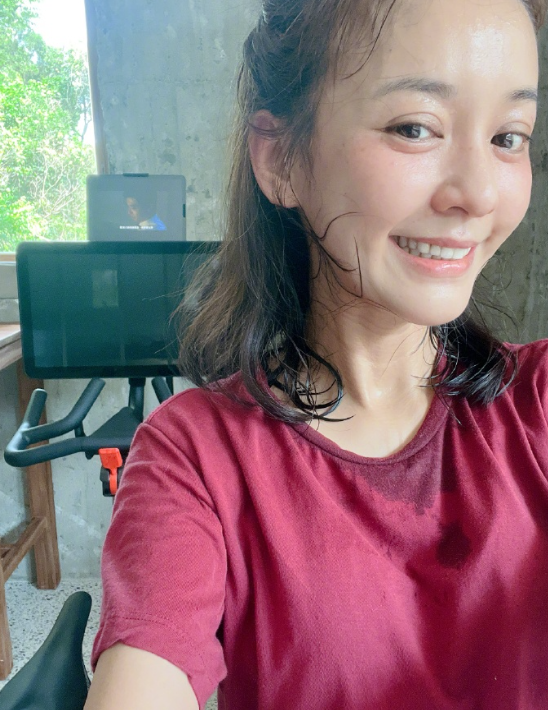 冻龄女神陈意涵晒健身照,脸上布满汗珠,室内的装修风格创意