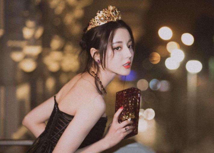 肖战|迪丽热巴和素人同框，皮肤白嫩，五官亮眼，不愧是女明星