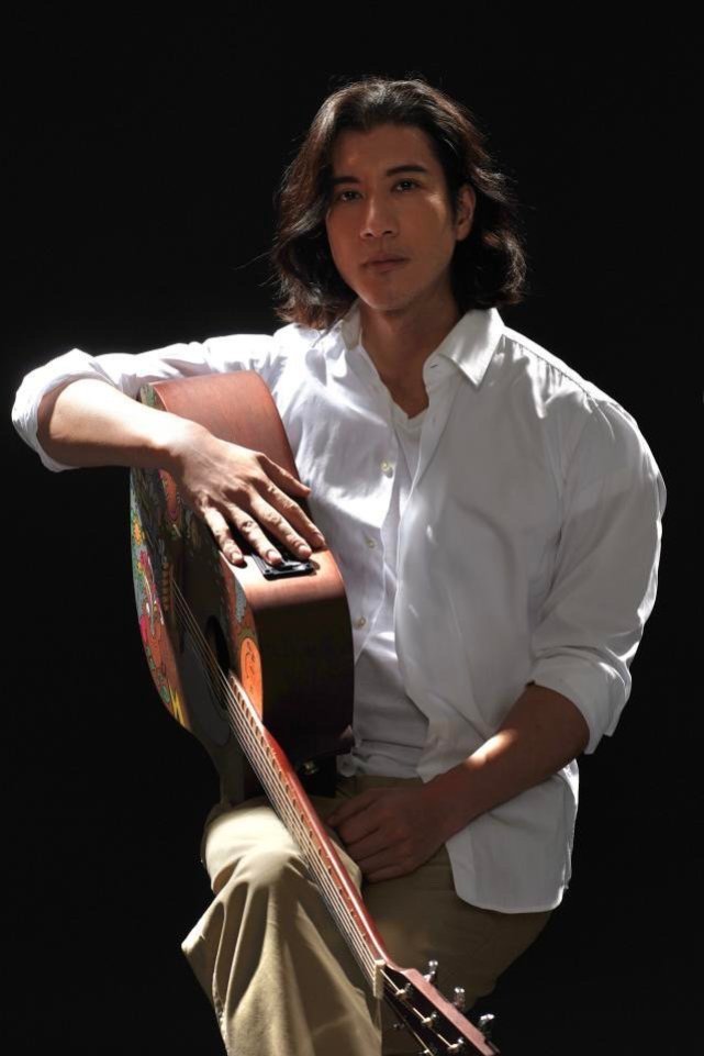 王力宏|王力宏正式复出美国开演唱会,近照留长发模样大变,写新歌表露心声