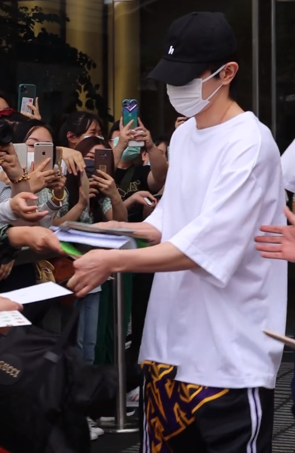 邓伦|邓伦带助理现身杭州机场，被曝7月将在横店开见面会，粉丝揭露真相