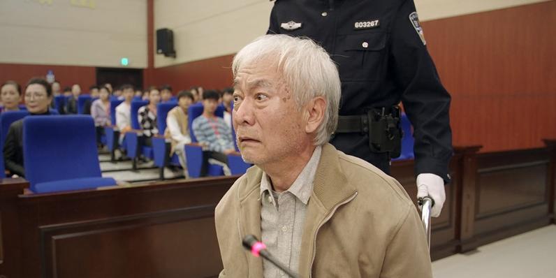 底线|底线：挂尿袋出场，在法庭流口水的富田根，才是整部剧封神的真相