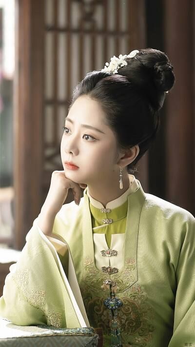 陈钰琪|谭松韵也太少女了吧？拍慵懒写真娃娃脸占优势，31岁好似小姑娘