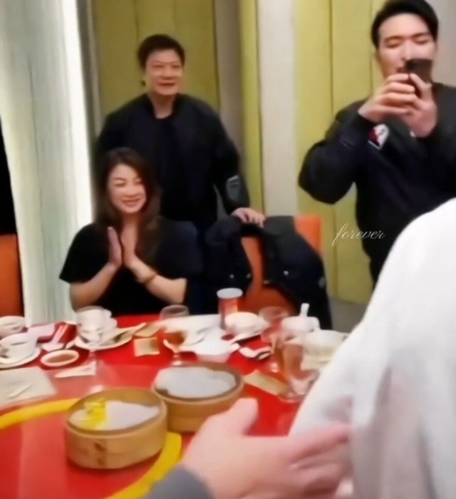 钱小豪|钱小豪兄弟与吴镇宇新春团拜，丘倩鸣冻龄气质佳，汤盈盈疑怀三胎