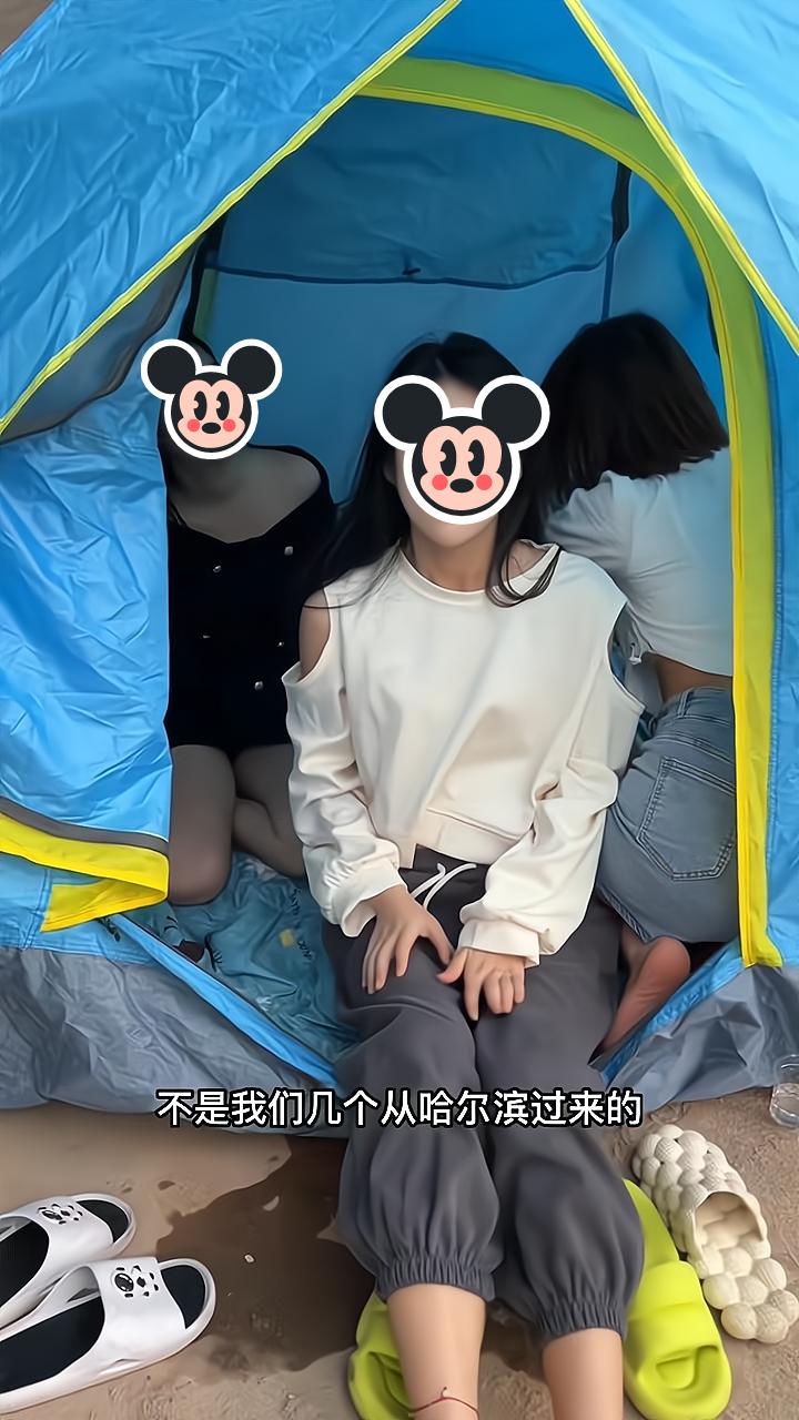三名女子无处可去住桥洞,陌生男子上前询问:你们晚上不害怕吗