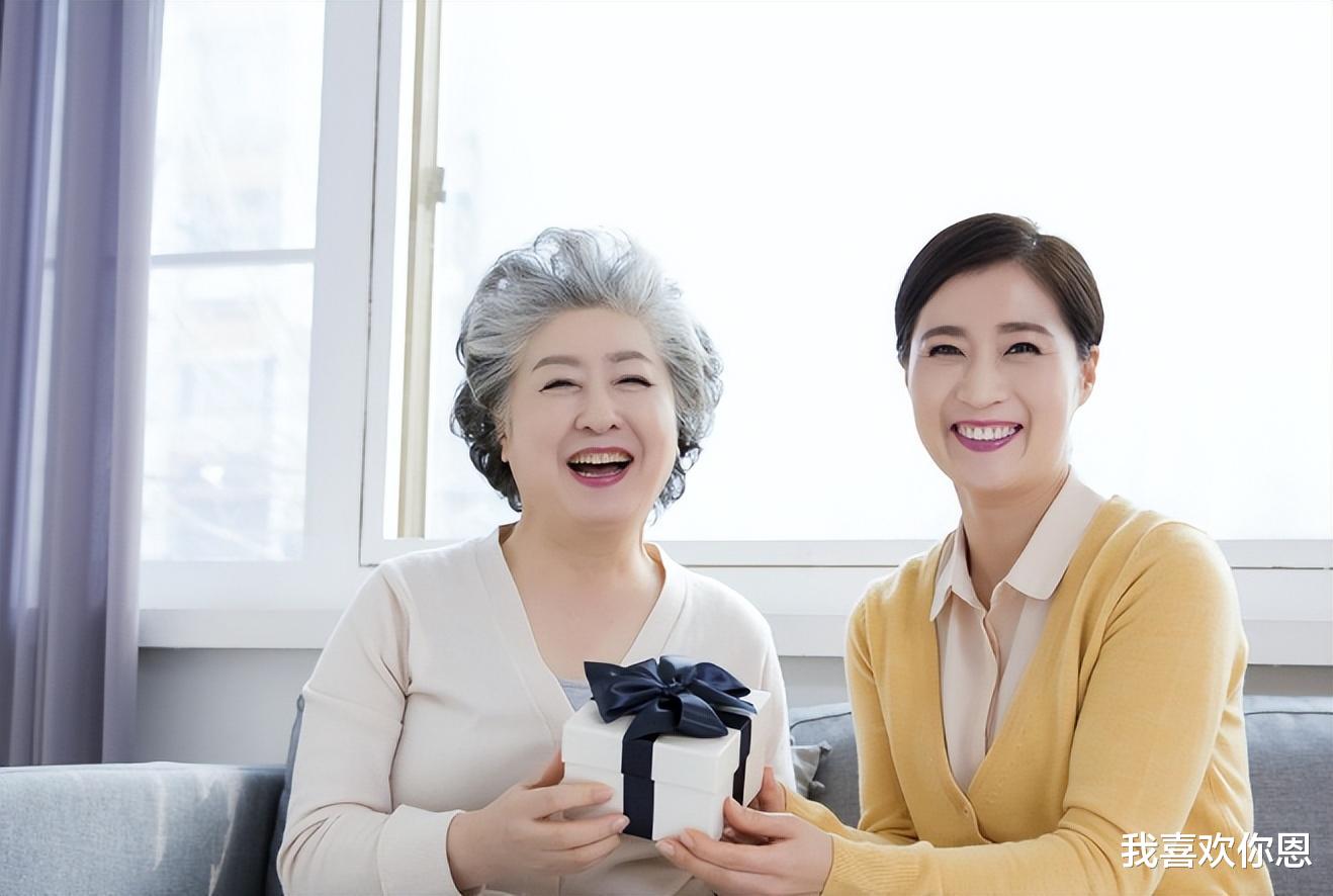 女儿婚礼,亲妈来到婚礼现场后,女儿把后妈请上台磕头致谢
