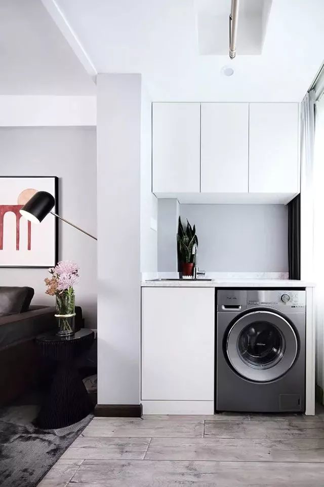 74平现代两居室,经典黑白灰,配上红色点缀,气质非凡