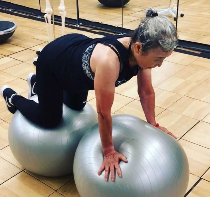 短裤 因丈夫一句“你胖了”,90岁的日本奶奶练出一身肌肉,还成了教练