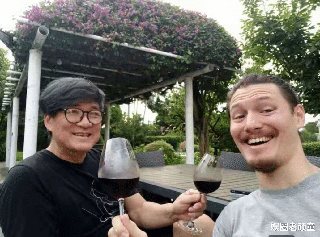 周华健|周华健与儿子同框，因长得太成熟，一时竟分不清谁是儿子谁是爹