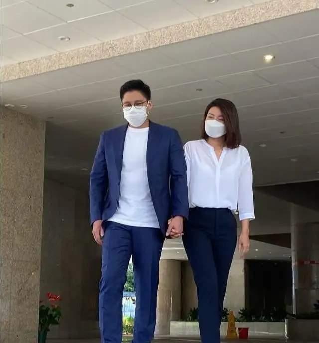 郭晶晶|霍启刚郭晶晶一家五口看球赛,女儿唯美水灵,儿子英俊帅气