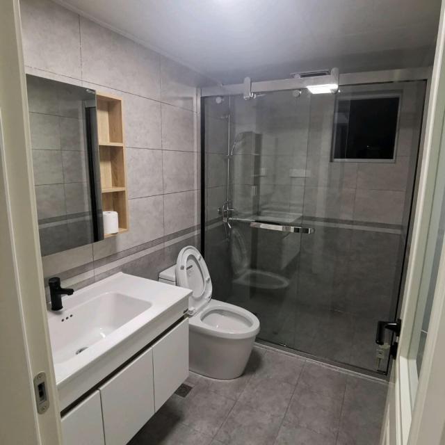 新房正在通风中提前晒晒,入户鞋柜很实用,电视墙漂亮又大气!