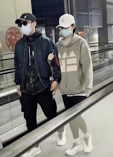 苗苗|郑恺一家现身机场，苗苗小腹突出走姿怪被疑怀二胎，此前一直备孕