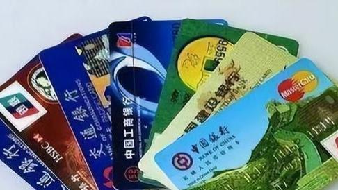 案例：女孩的银行卡突然多出两千万，爽快花光后，银行：请返还
