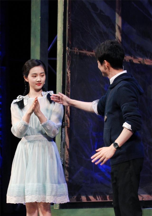 黄磊|黄磊带儿子雪中嬉戏，父子舐犊情深，多妹可爱无比！