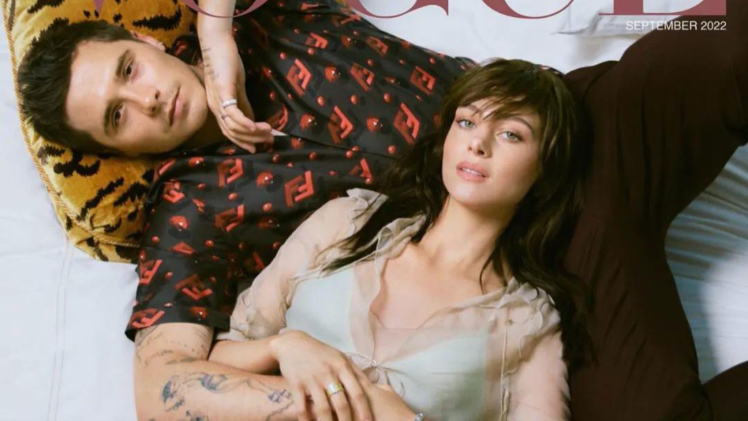 维多利亚·贝克汉姆 婆媳大战又更新！贝嫂和妮可拉登上港版九月刊，网友：入赘的态度