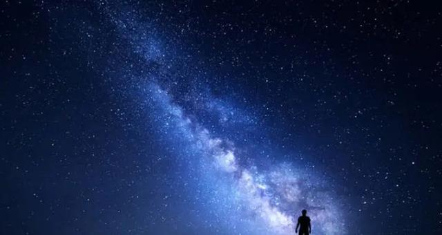太阳每年狂奔70亿千米,为何银河系的星星位置依旧?耐心等待