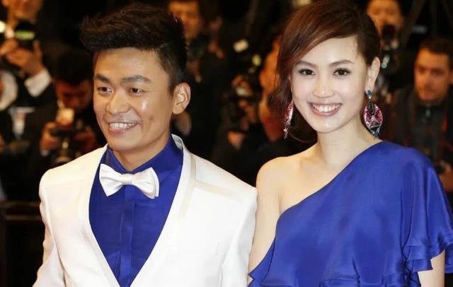 王宝强|王宝强恋爱4年，女方比他高13cm还开豪车，马蓉无名指重现戒指