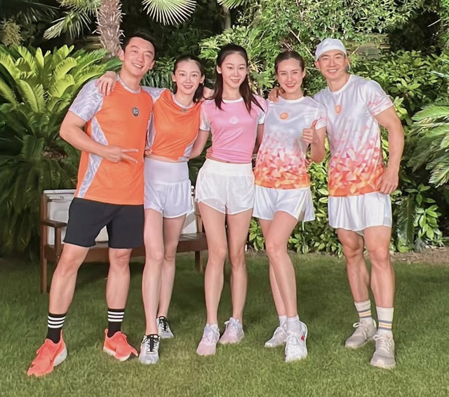 苗苗|苗苗晒恩爱日常，被郑恺亲吻脸颊甜蜜放闪，妹妹频频出镜引反感！