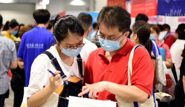 大学|“为了升学宴的面子,不看专业也要考生报985”,张雪峰怒斥家长