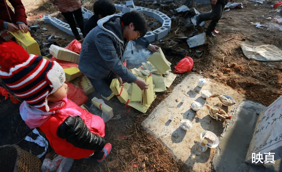 古人常说：“坟边长竹须迁坟，坟前两物成富人”，这两物指什么？