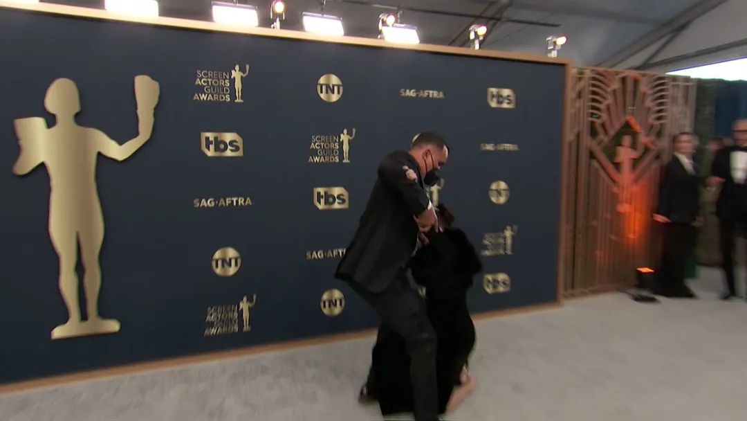 迪丽热巴|迪丽热巴现在走红毯要3个人抬?她这裙子得有100斤吧