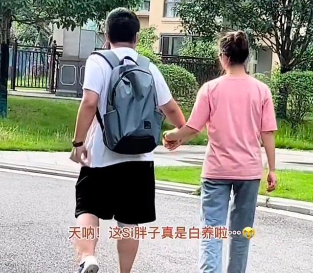 男子蹲地给女友系鞋带,被妈妈发现拉着女友就走,母亲:白养了