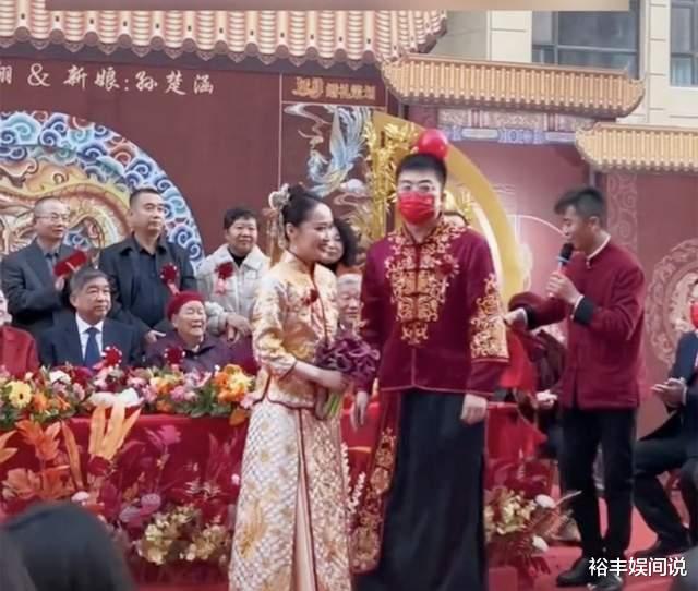 新型冠状肺炎|“东方甄选”YoYo婚礼现场曝光!隔着口罩亲吻,新郎近照高大帅气