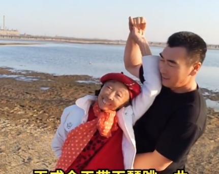 85岁马玉琴成“摇钱树”?每天带货14小时,眼眶通红为小丈夫赚钱