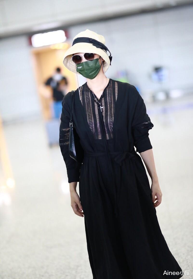 张歆艺真瘦了不少，40+的年纪穿镂空针织衫配牛仔裤，腰身更精致