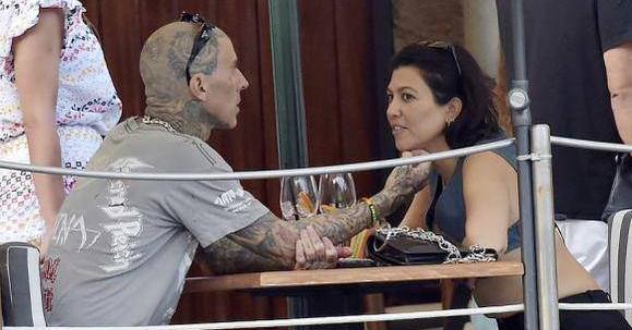 卡戴珊|太甜！43岁卡戴珊大姐秀恩爱，留在意大利度蜜月，浪漫二人世界