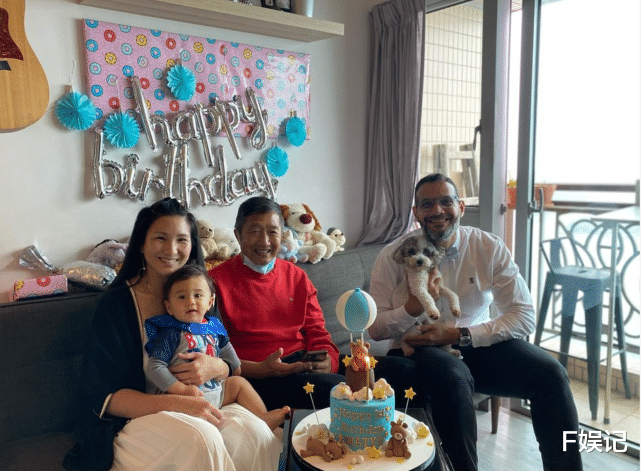 原子鏸|郑佩佩女儿原子鏸晒一家三口温馨全家福为儿子庆祝1岁生日