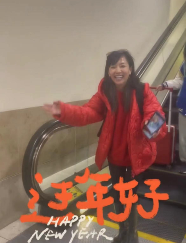 王芳|主持人王芳美国过年!提大包小包模样朴素,送女儿海外读书笑开怀!