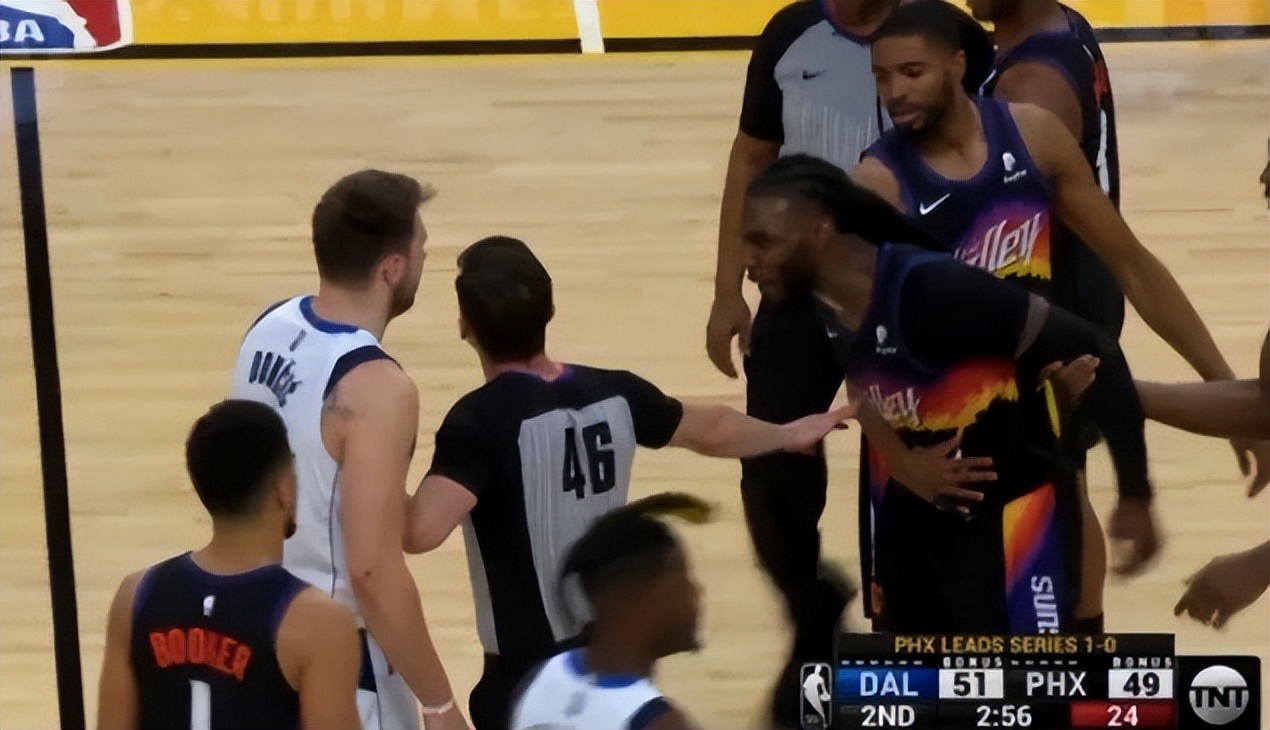 克劳德|NBA冲突，东契奇推搡克劳德！裁判及时劝架，技术犯规收场