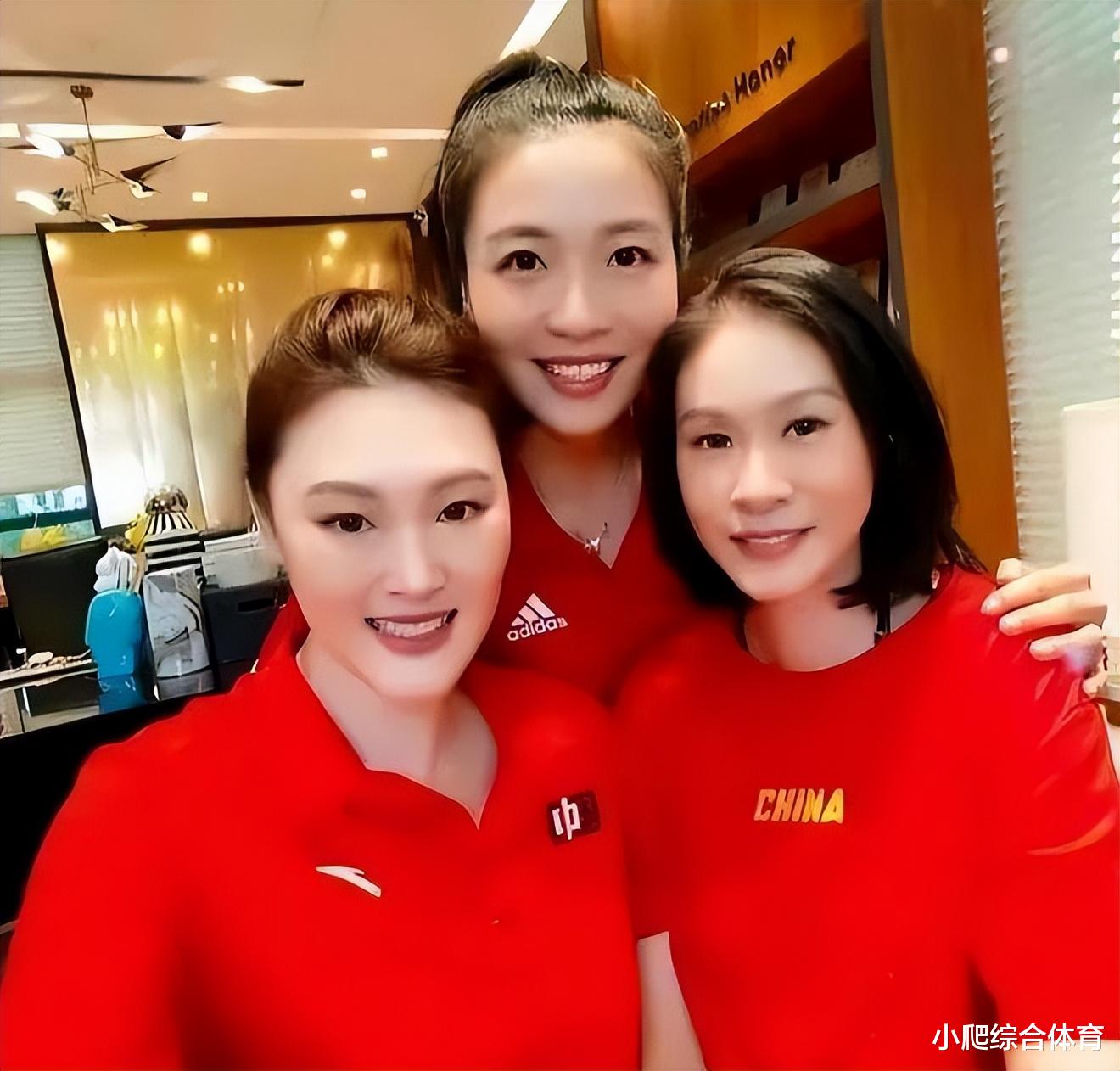 王一梅 王一梅久违露面！穿西装亮相队友婚礼，减肥成功后，34岁颜值逆生长