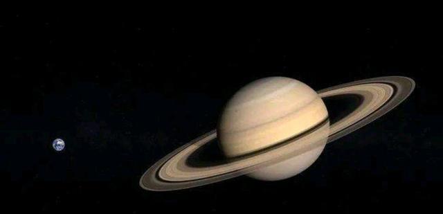土星的这两颗卫星,外形是如此的奇特,网友:难道是宇宙飞碟?