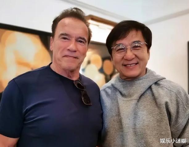 阿诺德·施瓦辛格|75岁施瓦辛格现身拍卖会，卖掉成龙送他的羽绒服，售价624万