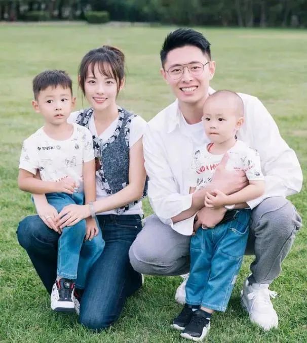 张嘉倪|张嘉倪承认婚变，8年豪门婚姻，生下2个儿子，却没换来一个婚礼