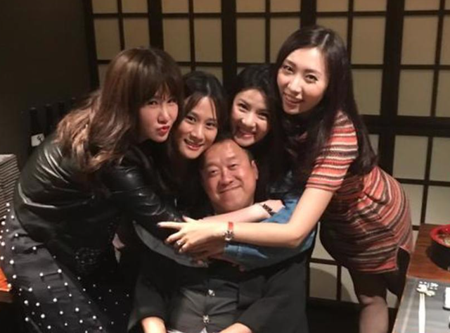 曾志伟|69岁曾志伟与女模搂脖亲吻，女方身材凹凸有致