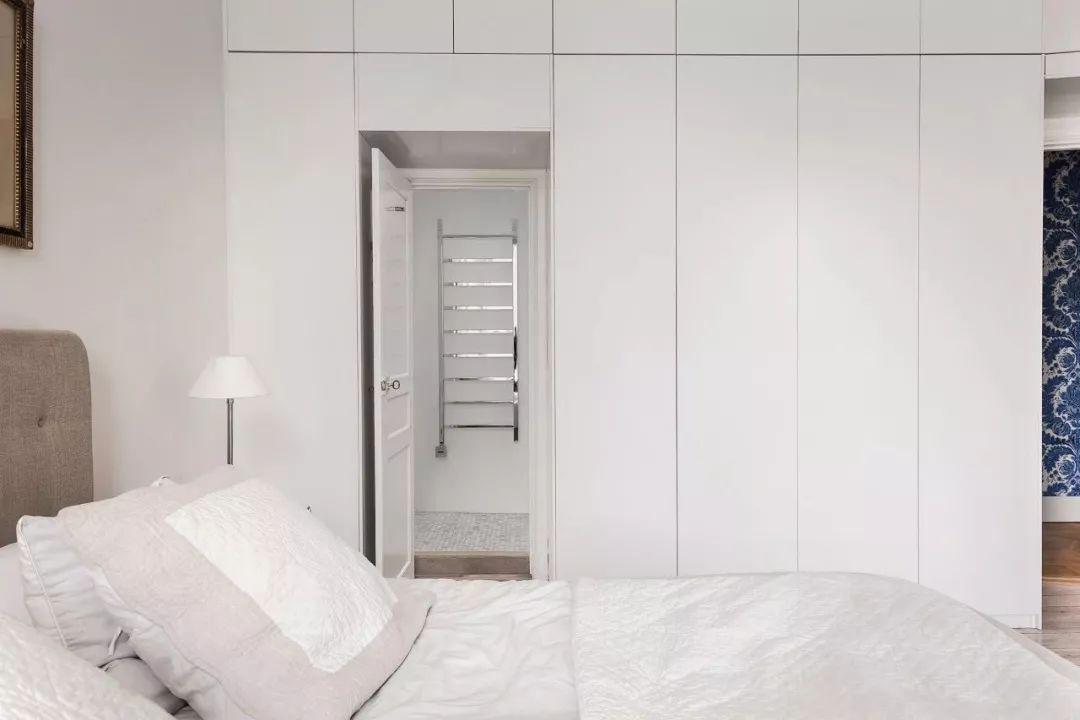 小户型卧室的衣柜，做得简洁大方就好，颜色别太乱