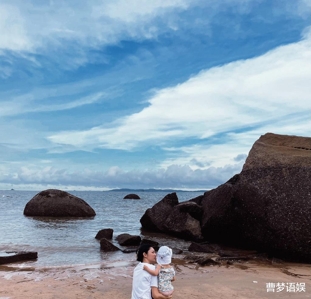 林峰|张馨月陪女儿海边玩沙,林峯未出镜疑担当摄影,网友评论太真实