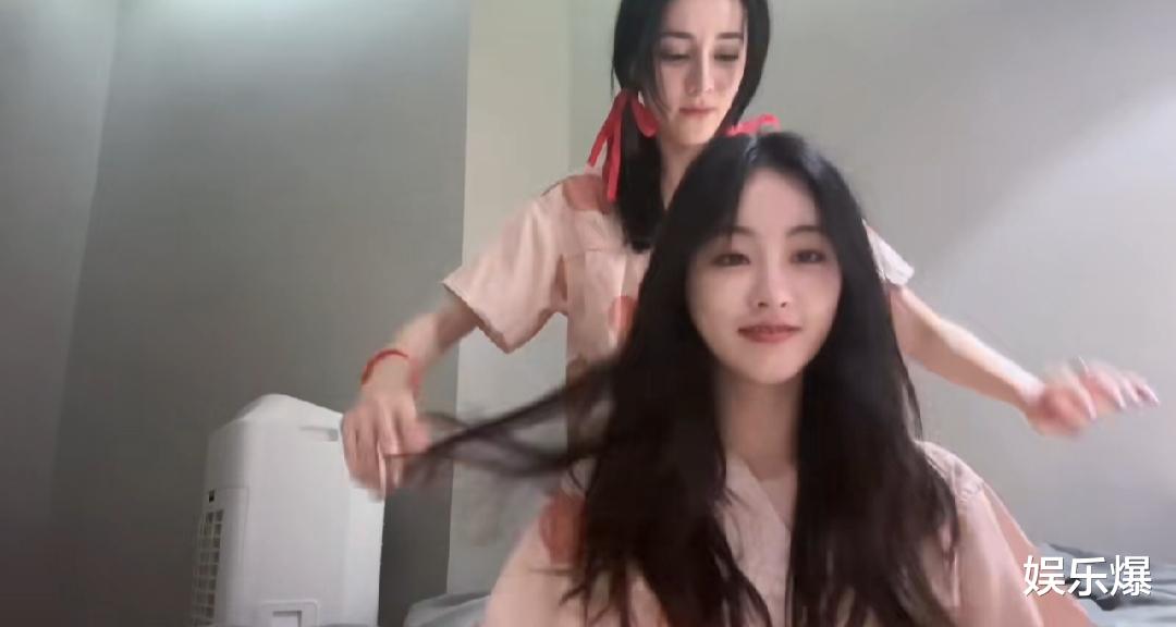 迪丽热巴|迪丽热巴祝绪丹搞怪vlog曝光,上演甜蜜亲吻,粉丝大呼吃醋了