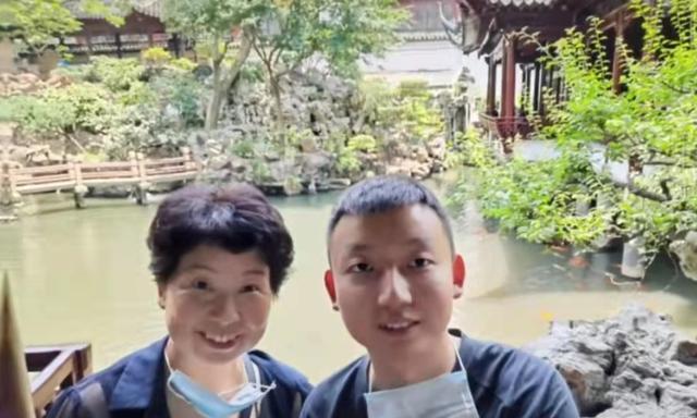 郭德纲|清明节,杜新枝深情发文,怀念儿子姚策,晒过往照片引热议