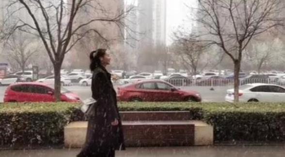 魏秋月|女排前队长魏秋月晒近照！穿大衣在雪中漫步，33岁依旧少女心满满