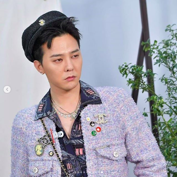 刘亦菲|权志龙香奈儿大秀同台绯闻女友小松菜奈DARA，老妈亲自挑，够戏