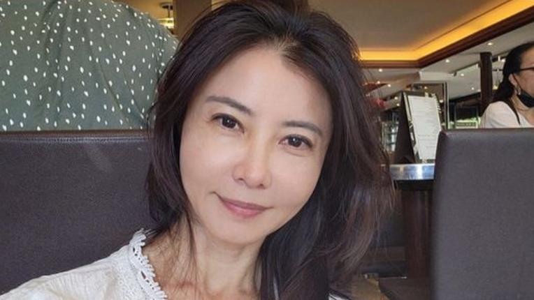53岁台湾女星游卢浮宫遇扒手，全家旅费被偷光，报警无用当场痛哭